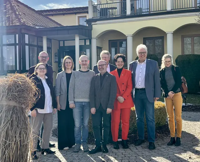 Robert Leitner (Vorsitzender des ÖGK-Landesstellenausschusses NÖ), Dr. Dagmar Fedra-Machacek (Vizepräsidentin der Ärztekammer NÖ und Kurienobfrau der niedergelassenen Ärzte NÖ), Bernadette Kitzler (Geschäftsführerin des Gesundheitshotels Moorbad Bad Großpertholz), Dr. Alexander Pesendorfer, Dr. Christoph Preissl (Bezirksärztevertreter), Bürgermeister Manfred Grill, Dr. Karoline Tauchmann (2. Kurienobfraustellvertreterin der niedergelassenen Ärzte NÖ und Landessektionsobfrau für Allgemeinmedizin), Andreas Huss (ÖGK-Obmann) und Isolde Fastner (ÖGK). | Foto: zVg