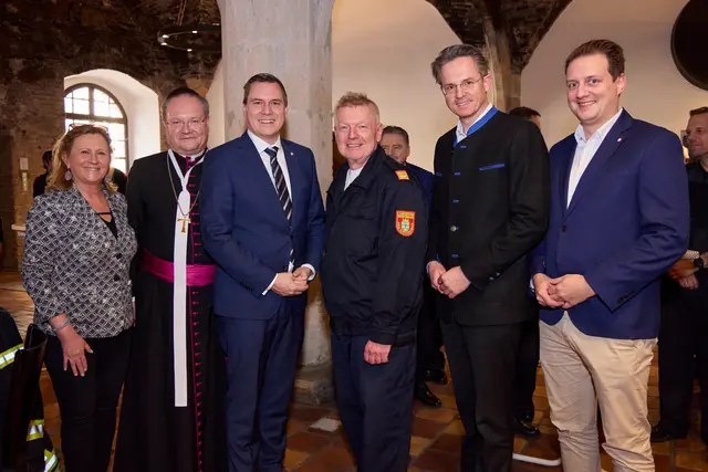 Josef Angelmayer (4.v.l.) feierte kürzlich seinen 65. Geburtstag. | Foto: FF Klosterneuburg