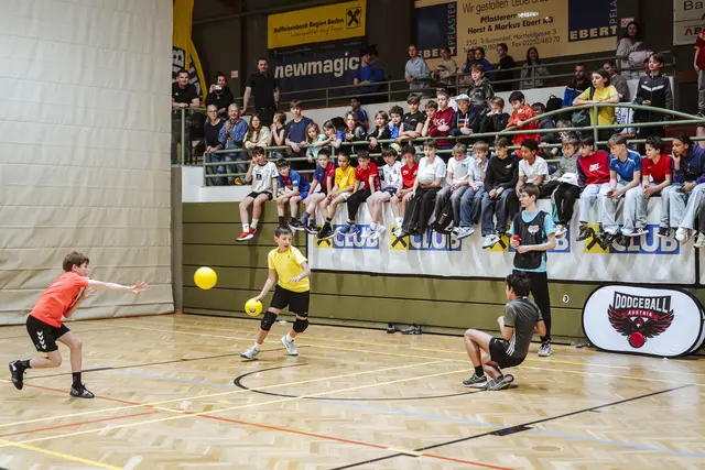 Gespielt wird 6 gegen 6 mit drei Bällen gleichzeitig. | Foto: Nadine Studeny