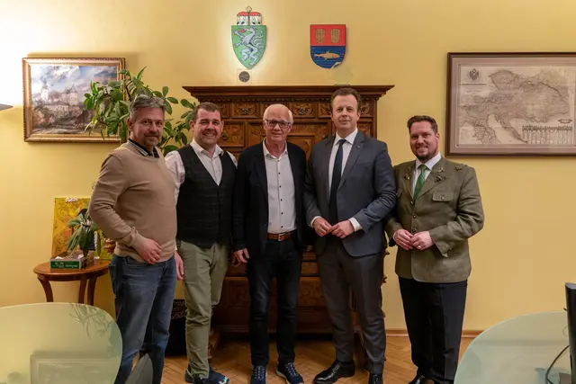 Trafen sich in Bad Aussee: Die Bürgermeister Thomas Schönauer und Herbert Hansmann sowie Herbert Angerer (Forum Pro LKH Bad Aussee), mit Landesrat Karlheinz Kornhäusl und Klubobmann Marco Triller | Foto: Land Steiermark/Jakob Grill
