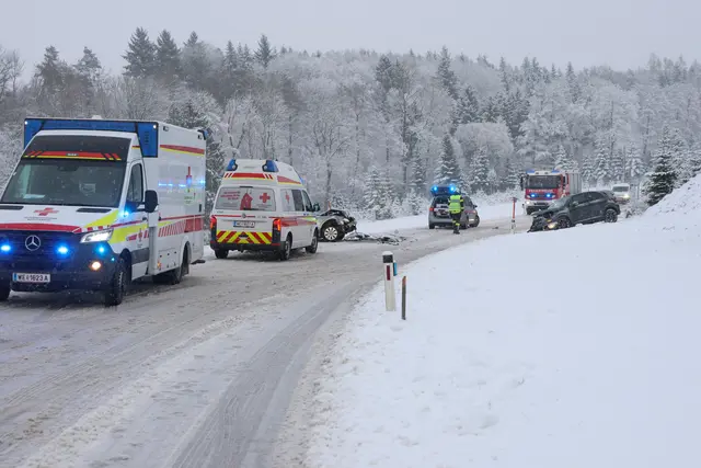 Auf der verschneiten Fahrbahn in Sipbachzell kam es zu einem Frontalcrash zweier Pkw. | Foto: laumat.at
