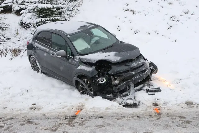 Auf der verschneiten Fahrbahn in Sipbachzell kam es zu einem Frontalcrash zweier Pkw. | Foto: laumat.at
