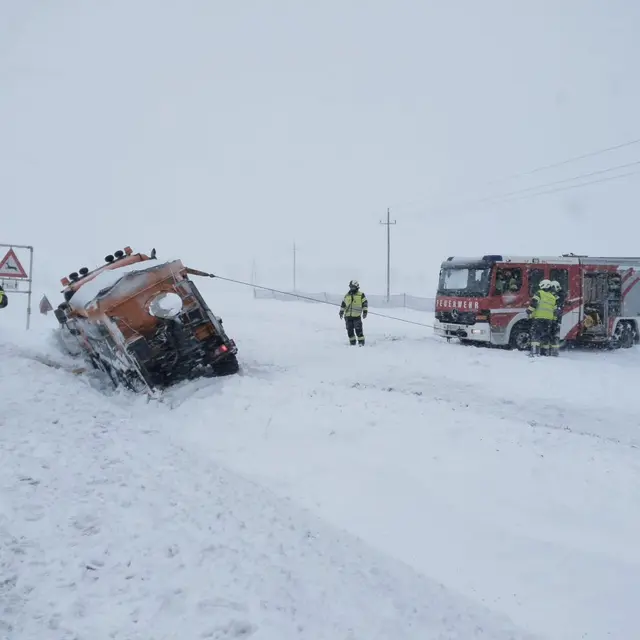 Ein Schneeräumfahrzeug rutschte auf der B50 in den Graben.  | Foto: Stadtfeuerwehr Eisenstadt