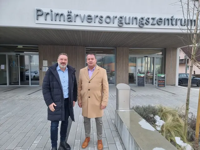 Die Bürgermeister Andreas Derntl (St. Georgen an der Gusen) und Anton Froschauer (Perg) vor dem Primärversorgungszentrum in der Stadt Perg. | Foto: ÖVP