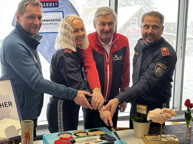 Die Partnerschaft wurde mit einem Kuchen besiegelt.  | Foto: MeinBezirk/Julia Gerold
