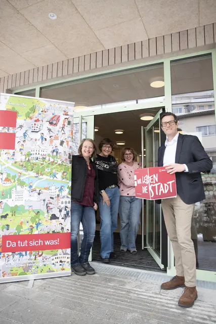 Abteilungsvorständin der MA 2 Kultur, Bildung &amp; Wissen Dagmar Aigner, Jutta Kodat (Amtsleiterin Schulen &amp; Kinderbetreuungseinrichtungen), Claudia Kleinbauer (Leiterin der neuen KBBE Lehen)  und Lukas Winner (Amtsleiter Hochbau &amp; GF-SIG) | Foto: Stadt Salzburg/Rocio Escabosa