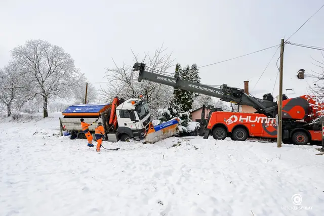 Mithilfe eines Spezialbergeunternehmens konnte der Lkw erfolgreich geborgen werden.  | Foto: Team Fotokerschi/Kerschbaummayr