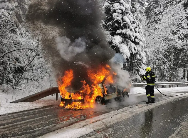 Aus das gabs heute: Fahrzeugbrand im Schneetreiben am Pogusch. | Foto: Freiwillige Feuerwehr Turnau