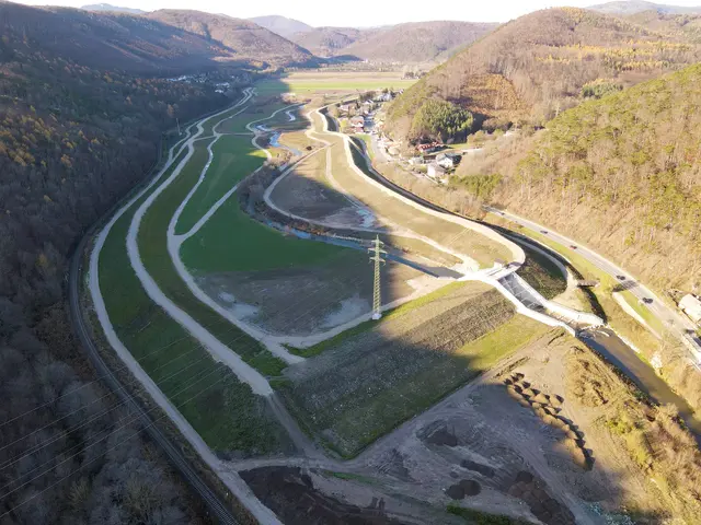 Der sogenannte „Grundablass“ wird von einem Querdamm gesäumt, der sich im Ernstfall zu einer Talsperre vor einer möglichen Hochwasser-Flut auftürmt. Als neues „Tor der Triesting“ in Richtung Osten ist dieses Abschlussbauwerk in Funktion und Optik das Symbol des Hochwasserschutzes im Triestingtal. | Foto: DroneMedia