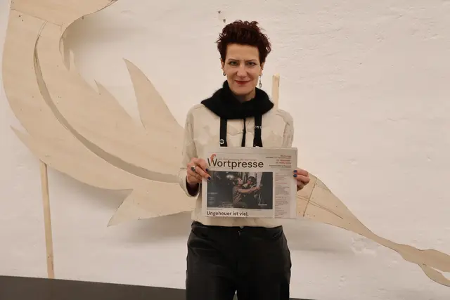 Anna Luca Krassnigg, künstlerische Leitung der Wortwiege, mit der druckfrischen "Wortpresse", der Zeitung, die exklusiv für das Festival gedruckt wird. | Foto: Schauer