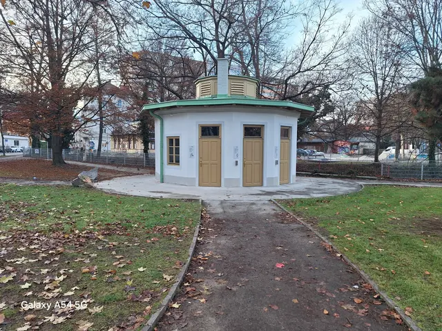 Um knapp 200.000 Euro wurde die Toilettenanlage im Volksgarten sowohl im Innen-, wie Außenbereich saniert. Inzwischen wurde auch diese Anlage mehrfach wieder zerstört.  | Foto: Stadt Graz/GBG