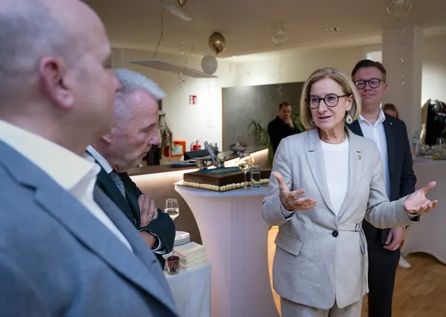 „Die Firma Reiterer steht seit 25 Jahren für Qualität, Verlässlichkeit und unternehmerischen Mut“, gratulierte Landeshauptfrau Johanna Mikl-Leitner zum 25. Jubiläum. | Foto: NLK Pfeffer