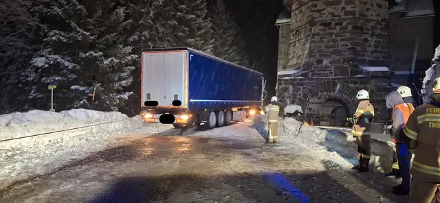 Zu einer LKW-Bergung wurde die Feuerwehr am Donnerstag, 19. Februar 2026, um 18:39 Uhr, auf die L267 im Ortsteil Bundschuh alarmiert.  | Foto: VI Keidel Norbert & FF-Thomatal