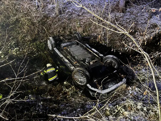 Zwischen Stainz und Bad Gams kam schon am Donnerstagabend (bei Schneedecke auf der Fahrbahn) ein Auto von der Straße ab. | Foto: FF Bad Gams