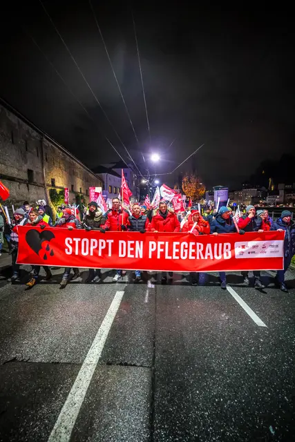 Nach der großen Demonstration im Herbst 2025 startet die Arbeiterkammer Salzburg nun ein österreichweites Volksbegehren unter dem Titel „Stopp den Pflegeraub!“. | Foto: Archivbild AK Salzburg