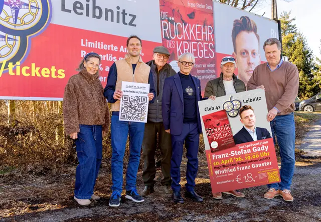Ingrid Gady, Robert Stelzl, Clubmitglied Wolfram Kostron, Clubpräsident Karl Baumhakel und die Clubmitglieder Willi Robatscher und Volkmar Pötsch bei der offiziellen Vorstellung vor dem großen 72- Bogen-Plakat am Kreisverkehr in Gralla.  | Foto: Ulrich Schneebauer 