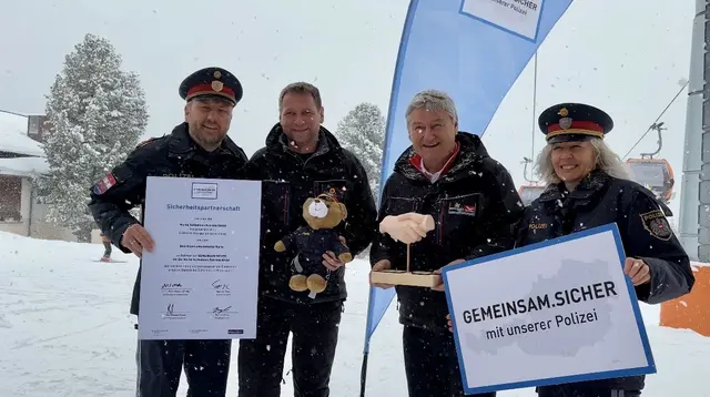 Bezirks­polizeikommandant Martin Mellem (v. l.) stellte gemeinsam mit Karl Fussi und Reinhard Kargl (Geschäftsführer Kreischberg und Lachtal) und Romana Revoul die Partnerschaft vor.  | Foto: MeinBezirk/Julia Gerold