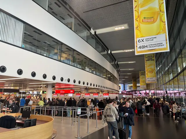In großer Geduld musste man sich am Flughafen Wien üben. Über 100 Flüge wurden wegen der Wetterlage gestrichen, viele weitere umgeleitet. Allein bei der AUA waren 13.000 Passagiere betroffen. | Foto: Nikola Kamenjašević
