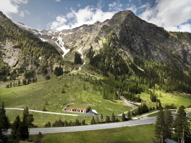 Die Station fügt sich ideal in die Natur ein und erzeugt CO2-freien Strom. | Foto: TAL/Martin Lugger
