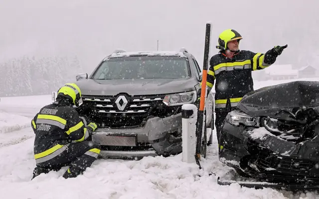 Der Schnee fordert die Einsatzkräfte.  | Foto: Thomas Zeiler/FF