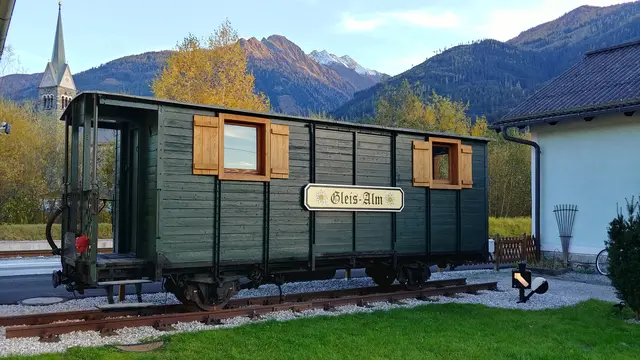 Die Gleis-Alm steht im Garten. | Foto: Knapp