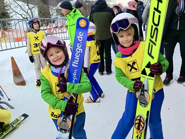 Martina und Patricia Salchenegger auf dem Weg zur Sprungschanze. Beide sind seit letztem Jahr Teil des ESC Nordic Team Mürzzuschlag.  | Foto: Salchenegger