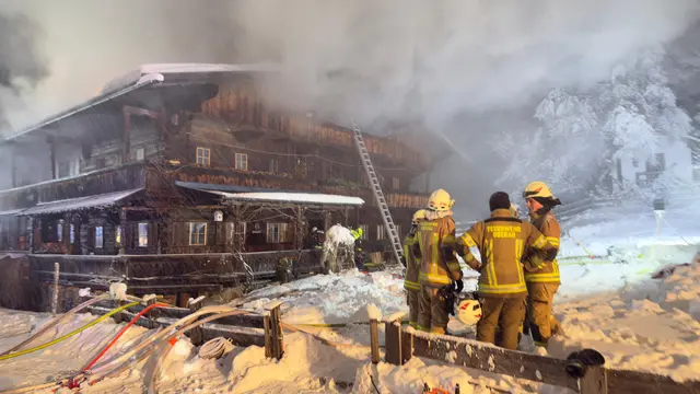 Feuerwehrkräfte im Großeinsatz: Rund 100 Einsatzkräfte aus mehreren Gemeinden bekämpfen den Brand des Bauernhauses in Auffach. | Foto: zoom.tirol