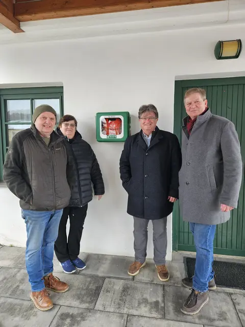 Ortsvorsteher Helmut Semmelmeyer, die Obfrau des Dorferneuerungsvereins Martina Binder, Unternehmer Ernst Seifried sowie der Präsident der Raschalaer Köllamauna Franz Stockinger | Foto: Raschalaer Köllamauna
