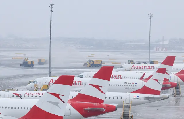 Wegen der Wetterlage ist auch der Flughafen Wien-Schwechat massiv betroffen, dort wurde der Betrieb vorübergehend eingestellt. | Foto: APA-Images / REUTERS / Leonhard Foeger