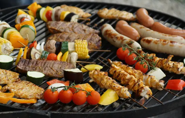 Finde einen Partner (Team besteht aus mindestens 2 Personen max. 6 Personen), Foto Eures Lieblings-Grillgerichts aufnehmen, einsenden an office@tirol-bbq.at | Foto: Pexels