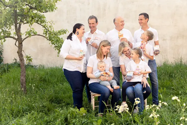2023 Die Landgarten-Familie rund um Gründer Herbert Stava (hinten Mitte) wächst, die Firma gedeiht auch. | Foto: Nadja Hudernovik/Sophie Kovacs
