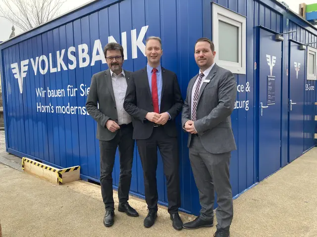 Regionaldirektor Wolfgang M. Weidinger hatte damals auf der Baustelle Besuch von Bürgermeister Gerhard Lentschig.. | Foto: Volksbank Horn