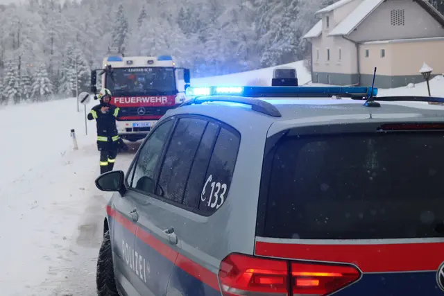 Auf der verschneiten Fahrbahn in Sipbachzell kam es zu einem Frontalcrash zweier Pkw. | Foto: laumat.at