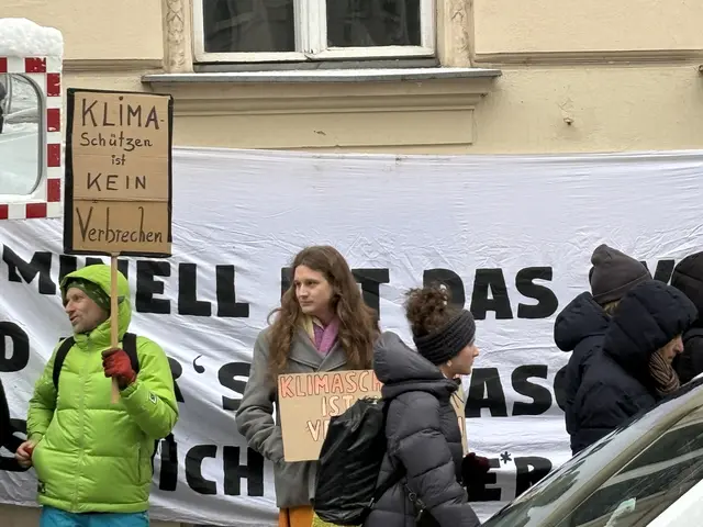 Trotz des winterlichen Wetters kam es zu einem kleinen Protest vor dem Wiener Landesgericht.  | Foto: Ronja Reidinger/MeinBezirk