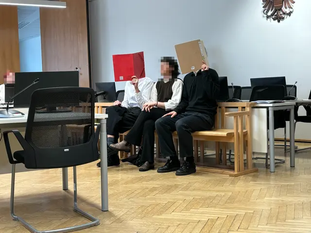 Sieben Angeklagte der "Letzten Generation" mussten sich am Freitagvormittag vor Gericht verantworten. | Foto: Ronja Reidinger/MeinBezirk