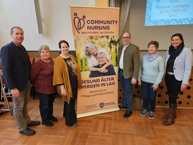 Bei der Februar-Seniorenjause mit der Laaer Community Nurse Sabine Schmid informierten sich Stadtrat Christian Nikodym, Kornelia Haschke, Vbgm. Markus Thüringer, Erika Foitin und Stadträtin Heidi Schwungfeld-Fass.  | Foto: Stadtgemeinde Laa
