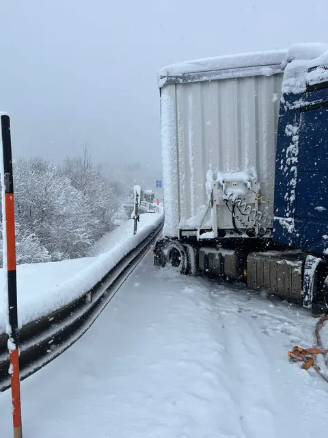 Zahlreiche LKWs waren im Schneetreiben hängengeblieben uns mussten abgeschleppt werden. | Foto: FF St. Marein im Mürztal