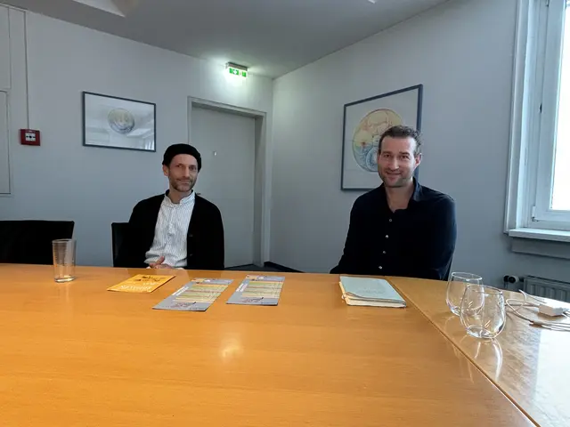 Lockeres Gespräch in angenehmer Atmosphäre: Martin Weber und Christoph Krammer schupfen den Laden "Gute Geschichte". | Foto: MeinBezirk/Angelika Kern