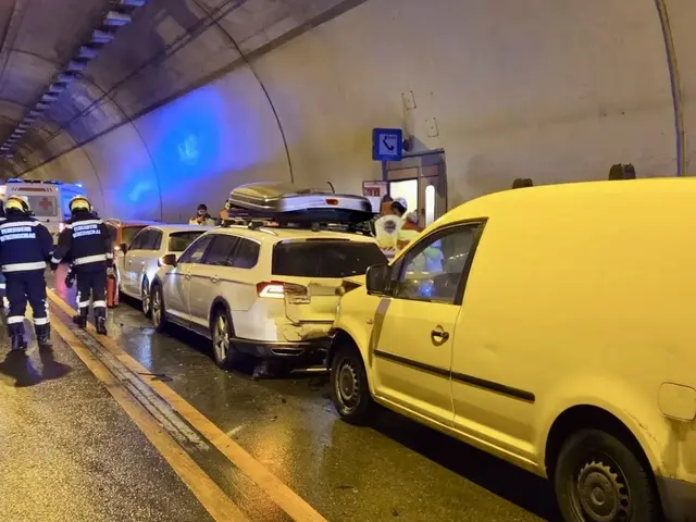 Auffahrunfall im Ganzsteintunnel am Freitagnachmittag. Drei Personen wurden dabei unbestimmten Grades verletzt.  | Foto: FF Mürzzuschlag