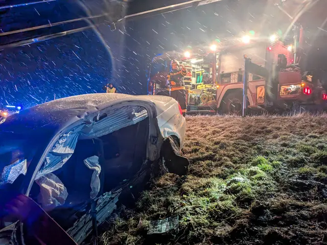 Ein Pkw blieb auf einem Abhang hängen und musste von der Stadtfeuerwehr Oberwart geborgen werden. | Foto: Stadtfeuerwehr Oberwart