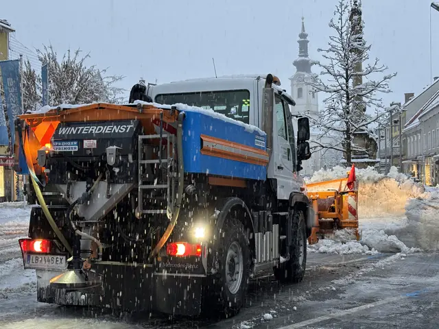Der Winterdienst hat alle Hände voll zu tun: Schneeberge am 20. Februar am Hauptplatz in Leibnitz | Foto: MeinBezirk/Waltraud Fischer