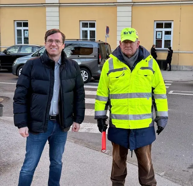 Vizebürgermeister Ronald Rabitsch mit einem der Schülerlotsen, die in Klagenfurt für mehr Verkehrssicherheit für Kinder sorgen.  | Foto: Büro Rabitsch