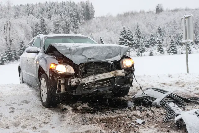 Auf der verschneiten Fahrbahn in Sipbachzell kam es zu einem Frontalcrash zweier Pkw. | Foto: laumat.at