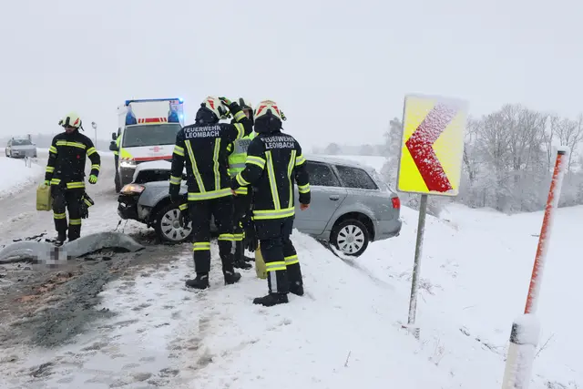 Auf der verschneiten Fahrbahn in Sipbachzell kam es zu einem Frontalcrash zweier Pkw. | Foto: laumat.at
