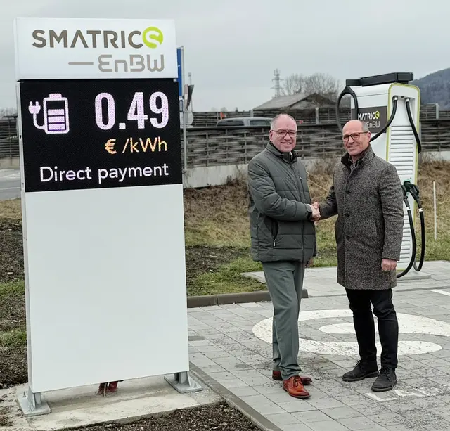 Bürgermeister Alexander Stangassinger und SMATRICS EnBW CEO Thomas Landsbek beim neu eröffneten Ladepark in Hallein. | Foto: SMATRICS/Winter