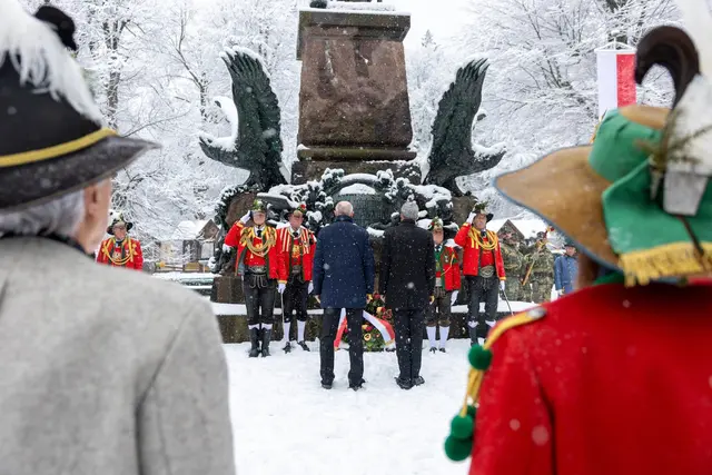 Tirols LH Anton Mattle und Südtirols LH Arno Kompatscher bei der Kranzniederlegung am Andreas-Hofer-Denkmal am Bergisel. | Foto: Land Tirol/Sedlak