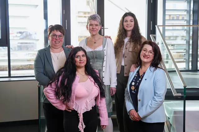 Foto Pflegeassistenz
1. Reihe: Denise Szabo und Pädagogin Petra Kozlica
2. Reihe: Birgit Sandhacker, Petra Misek und Vanessa Lampl | Foto: UK St. Pölten
