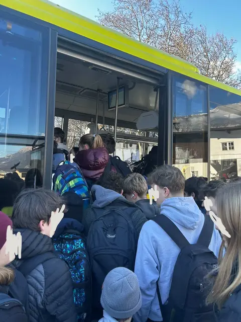 Überfüllte Schulbusse gehören mittlerweile fast zur Normalität.  | Foto: privat