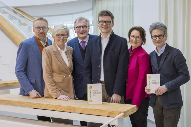 LR Maximilian Aigner präsentierte mit Peter Fritz (Direktor Freilichtmuseum), Berta Wagner (Salzburger Volkskultur), Michael Greger (Leiter Landesinstitut für Volkskunde), Volkskultur-Referatsleiterin Lucia Loidold sowie Salzburg Museum-Direktor Martin Hochleitner das Buch „Volkskundlich sammeln?“. | Foto: Land Salzburg/Neumayr/Leopold