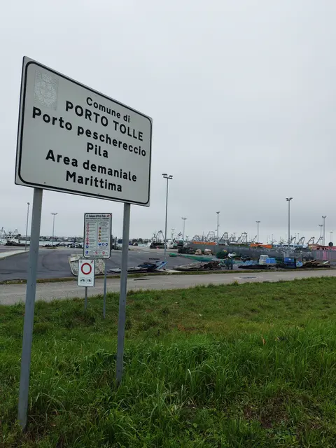 Porto tolle, mit zahlreichem Plastikmüll im Schutzgebiet "Life"